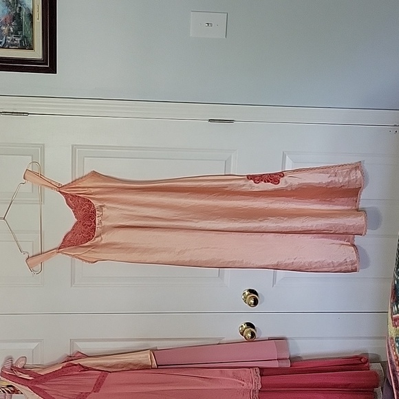 ✨️LAST CHANCE✨️ Jones New York Hand Dyed Satin Nightgown Size Small in Coral - Picture 1 of 15